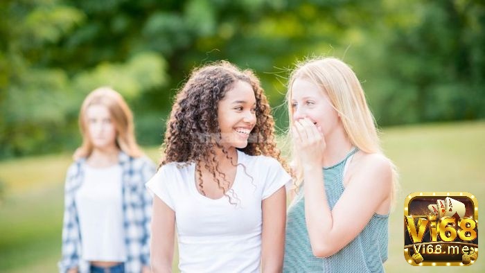 Giải mã giấc mơ gặp bạn cũ theo tâm lý học giúp bạn hiểu rõ cảm xúc và mối liên hệ sâu bên trong tiềm thức.