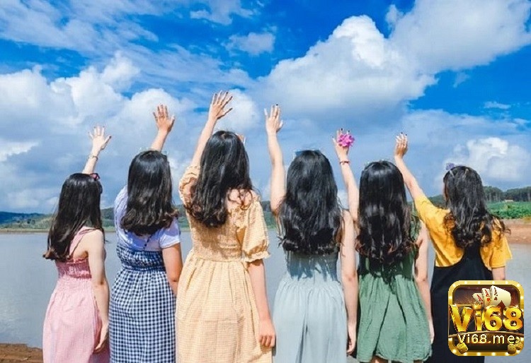 Tình huống trong giấc mơ gặp bạn cũ tiết lộ trạng thái cảm xúc và mối quan hệ tiềm ẩn.