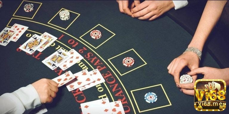 Blackjack có chiến thuật phức tạp hơn do người chơi có nhiều quyết định hơn
