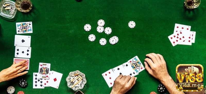 Seven-Card Stud và Razz là hai biến thể poker cổ điển không dùng bài chung, với luật chơi đối lập nhau 