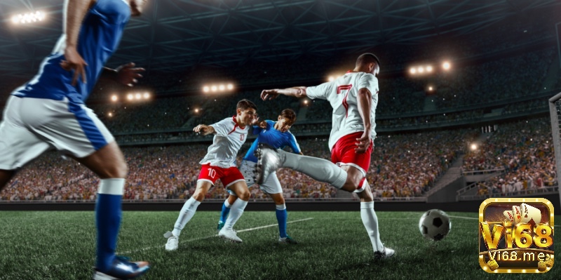 Theo luật FIFA thì bóng được coi là ngoài cuộc khi toàn bộ trái bóng vượt ra khỏi các đường biên hoặc khi trọng tài ra hiệu dừng trận đấu